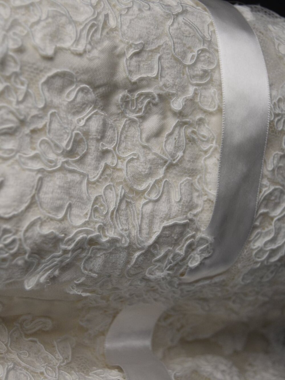 Alvina Valenta Couture Collection Creme & White Strapless Wedding Dress Size 2? - Picture 5 of 15